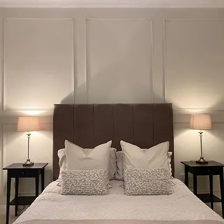 Beautiful Period With Free Parking *