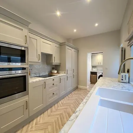 Beautiful Period With Free Parking