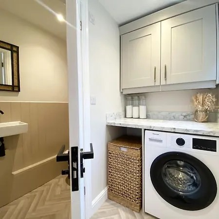 Beautiful Period With Free Parking *