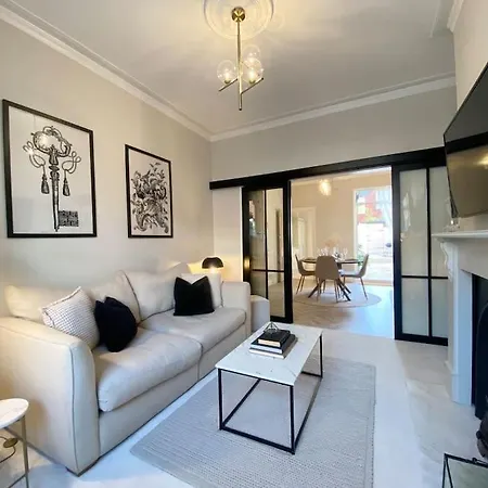 Beautiful Period With Free Parking