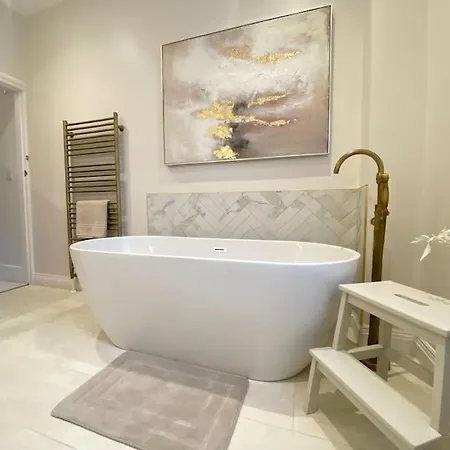 Beautiful Period With Free Parking