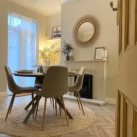 Beautiful Period With Free Parking